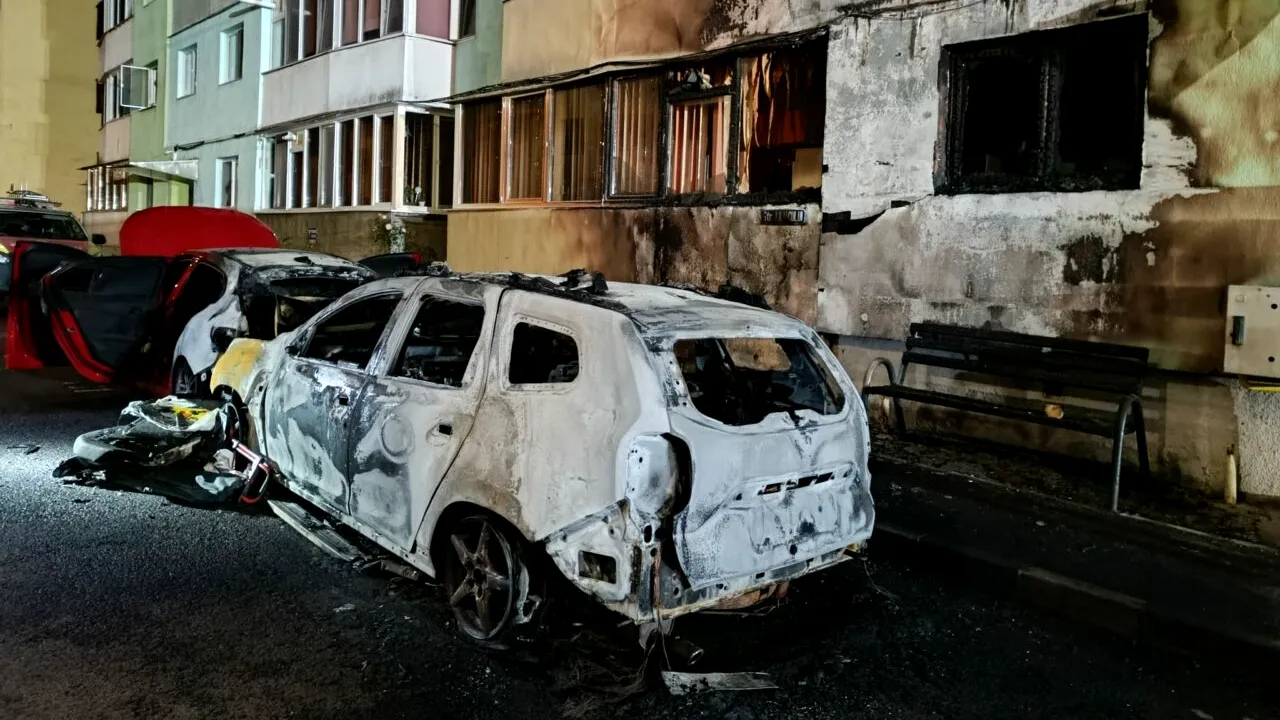 Atac mafiot la Brașov. Mașină incendiată cu un cocktail MOLOTOV!/Două etaje ale unui bloc, distruse