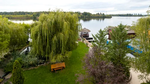 FOTO | Domeniu de pe malul Lacului Snagov, scos la vânzare. Cu cât se vinde o astfel de proprietate și cine sunt potențialii cumpărători