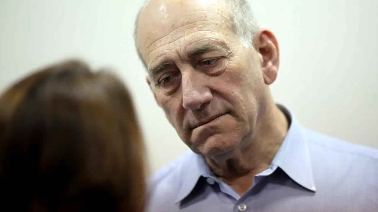 Fostul premier israelian Ehud Olmert a fost condamnat la UN AN DE ÎNCHISOARE cu suspendare pentru corupție