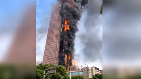 INCENDIU DE PROPORȚII: Un zgârie-nori din China a fost distrus de flăcări. Imagini șocante / Nu se știe, deocamdată, numărul victimelor - VIDEO