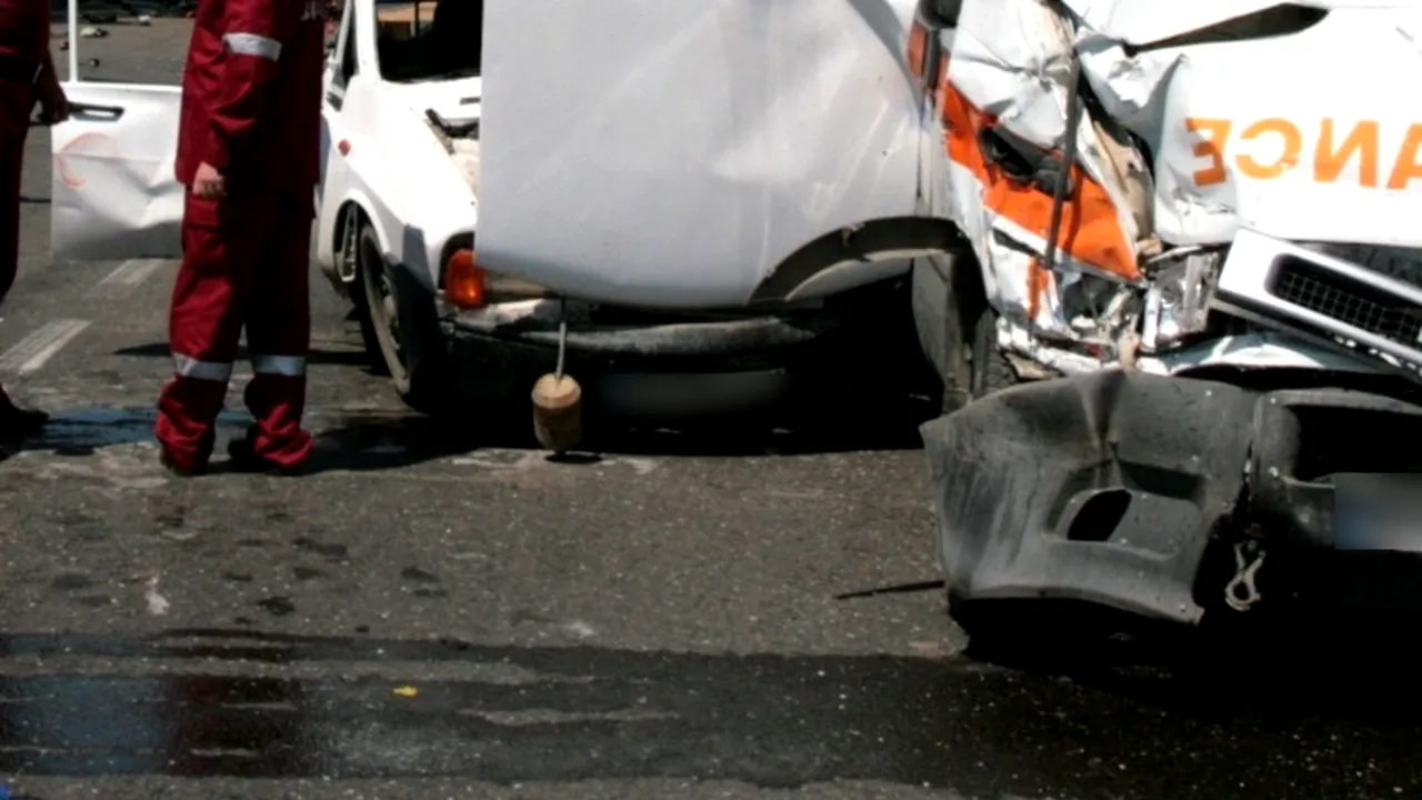 Ambulanță care transporta o femeie însărcinată aflată în travaliu, implicată într-un accident