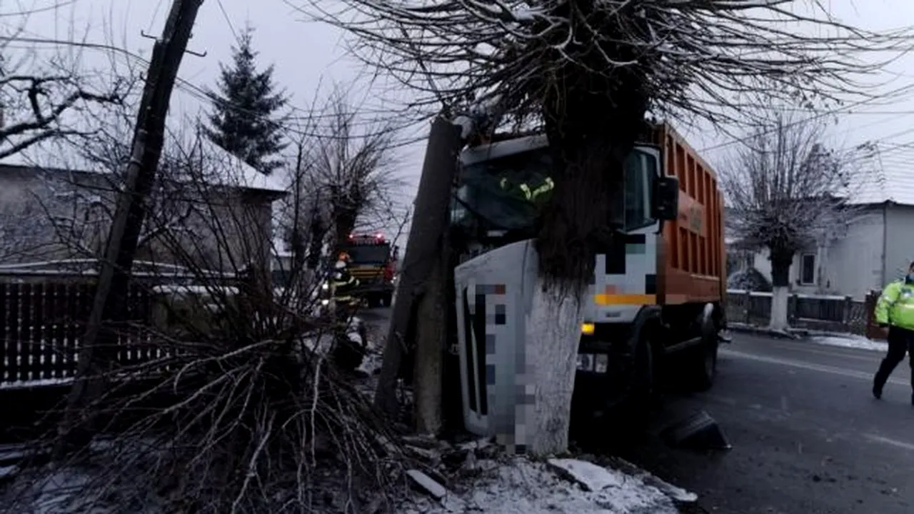 Accident rutier în Câmpulung Muscel. Stâlp de electricitate, rupt în două de o mașină de gunoi
