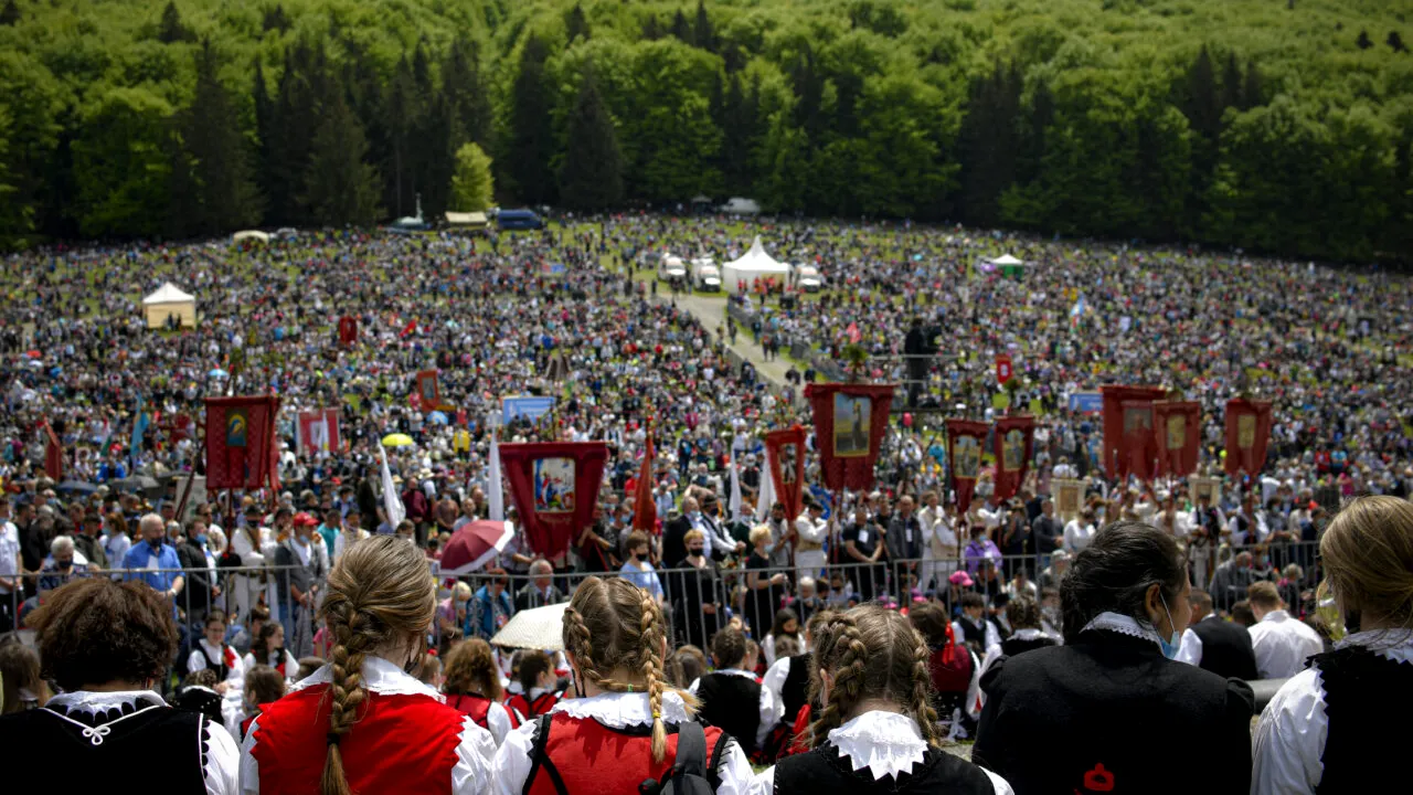 Procesiune catolică de Rusalii. Circa 300.000 de pelerini sunt așteptați la Șumuleu Ciuc. Președintele Ungariei se află printre cei prezenți
