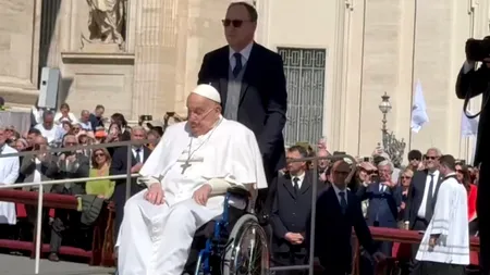 Prima apariție în public a Papei Francisc. Suveranul Pontif a binecuvântat credincioșii din scaunul cu rotile la Vatican