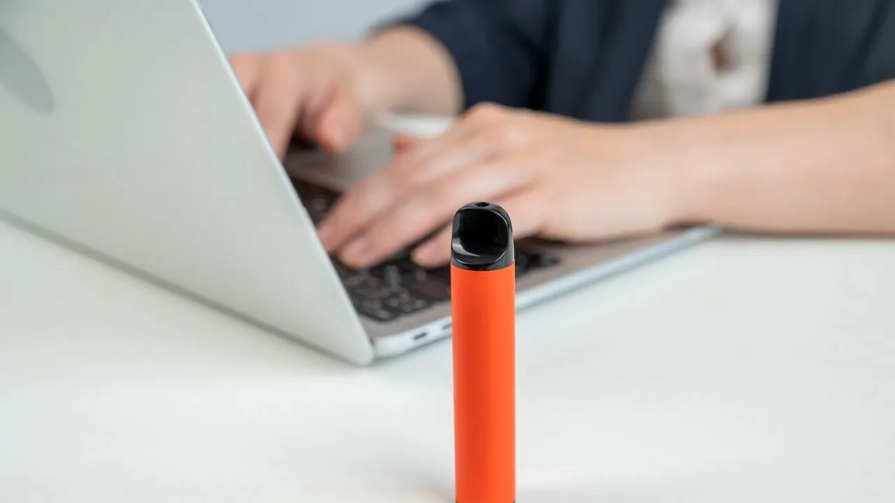 După Marea Britanie, încă un stat european INTERZICE țigările electronice de unică folosință