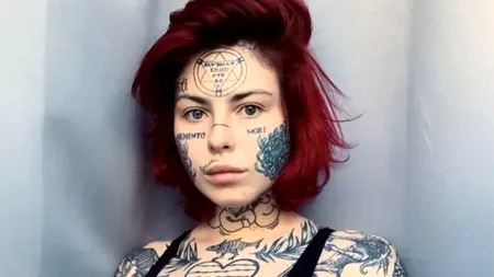 Ce a pățit tânăra din imagine, după ce s-a fotografiat în fața unei biserici, fără haine pe ea