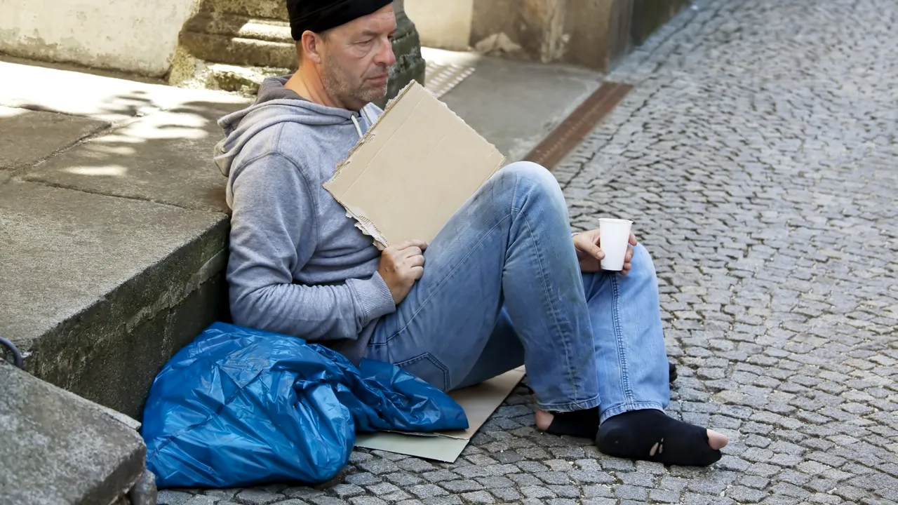 Primarul din Trieste a aruncat LA GUNOI hainele și păturile unui ROMÂN fără adăpost. REACȚIA localnicilor