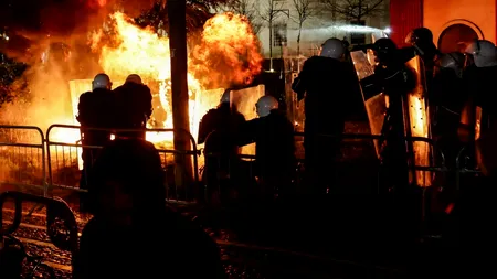 Proteste violente în capitala Albaniei. Manifestanții au aruncat cu cocktailuri Molotov și artificii în biroul premierului