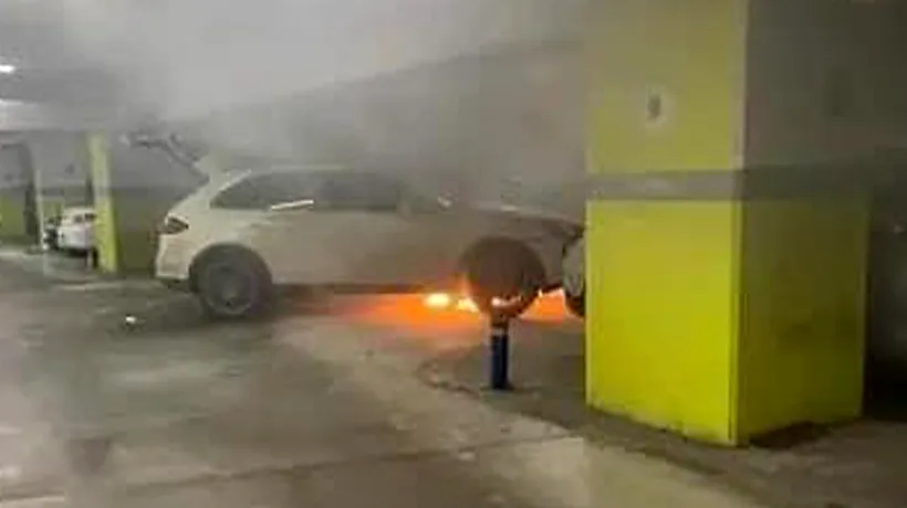 Un autoturism a luat foc în parcarea subterană a unui mall din Capitală. Alarma de incendiu s-a declanșat în tot centrul comercial