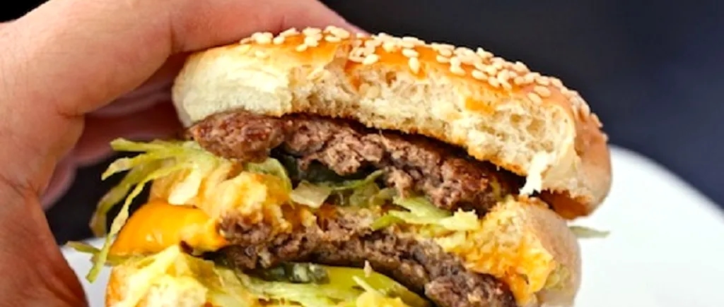 Indicatorul Big Mac. Câți hamburgeri pot cumpăra un român și un neamț din salariul mediu