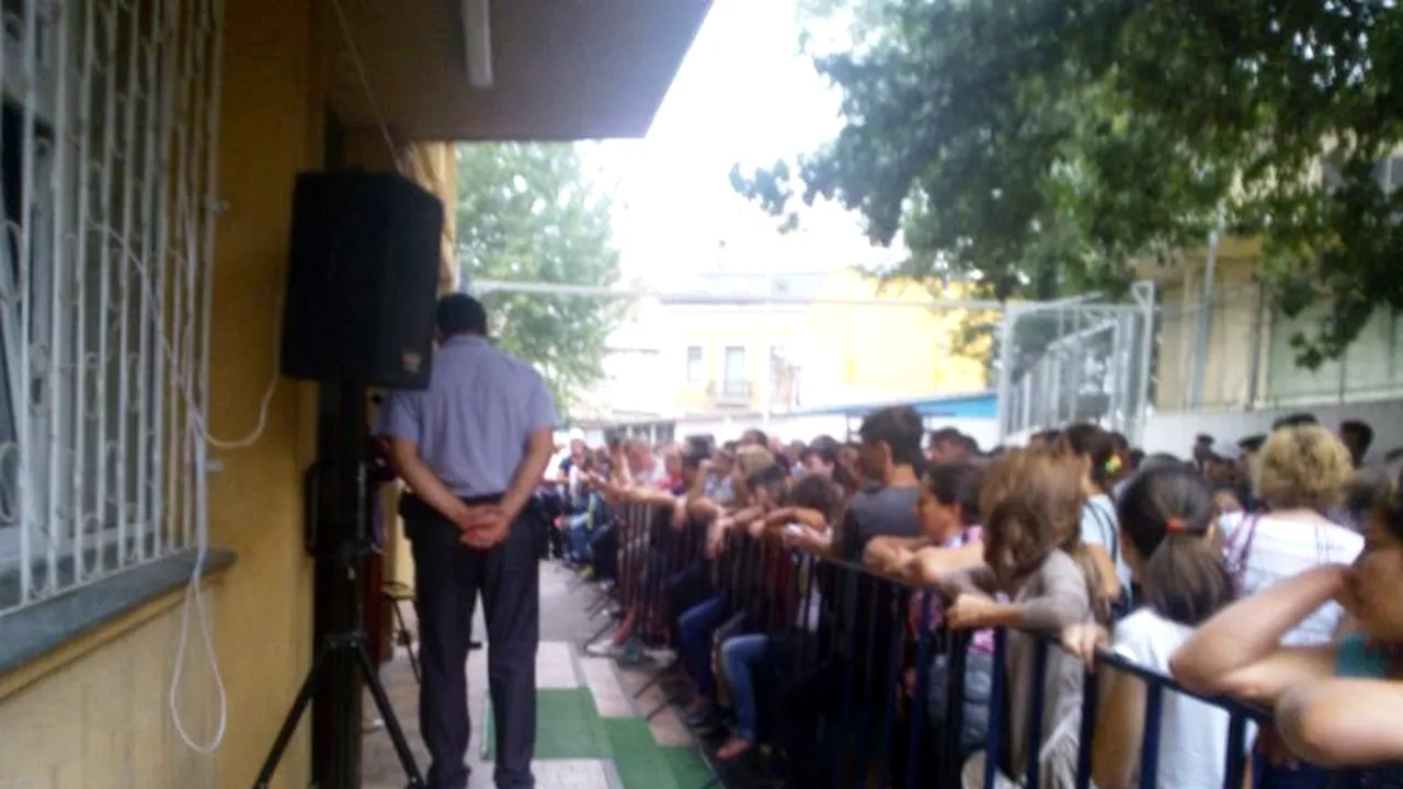 ADMITERE LICEU 2013 și REPARTIZARE COMPUTERIZATĂ după REZULTATE EVALUARE NAȚIONALĂ 2013. Sute de elevi din provincie stau la coada la înscriere la liceu în București
