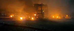 Un incendiu violent mistuie un parc auto din 2Mai. Cisterne de bitum fără încărcătură ard. Nu sunt victime