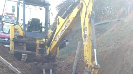 Bărbat care lucra la sistemul de canalizare din Râmnicu Vâlcea, prins în întregime sub un mal de pământ