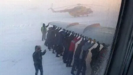 Rusia: Pasagerii unui avion, nevoiți să împingă aparatul de zbor pentru a-l ajuta să decoleze
