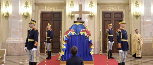 Cine este băiatul care a îngenuncheat la catafalcul Regelui Mihai. Fotografia emoționantă a făcut înconjurul lumii: Am făcut ce am simțit