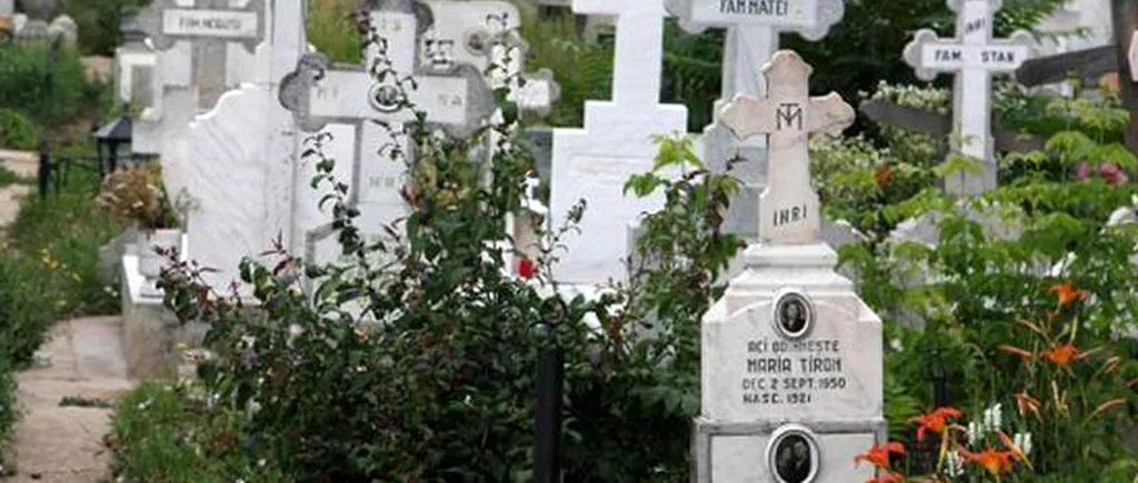 Un muncitor a murit într-un cimitir din Hunedoara, după ce utilajul pe care lucra s-a răsturnat peste el