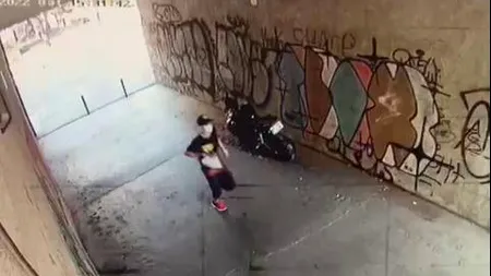 L-ați văzut? Alertă în București: Poliția caută un bărbat care ar fi tâlhărit o femeie în fața unui bloc din Sectorul 1