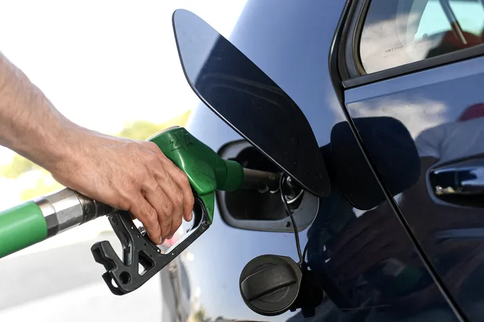 Cât îi costă pe români un plin la mașină, în ianuarie 2026, la un rezervor de 50 de litri