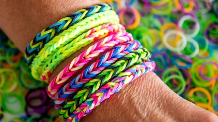 Brățările Rainbow Loom falsificate pot fi cancerigene. Poliția italiană a confiscat, deja, 20 de milioane de bucăți