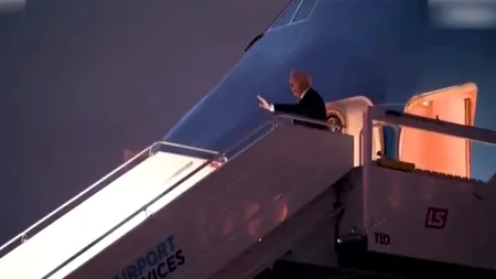VIDEO | Joe Biden s-a împiedicat din nou în timp ce se îmbarca în Air Force One