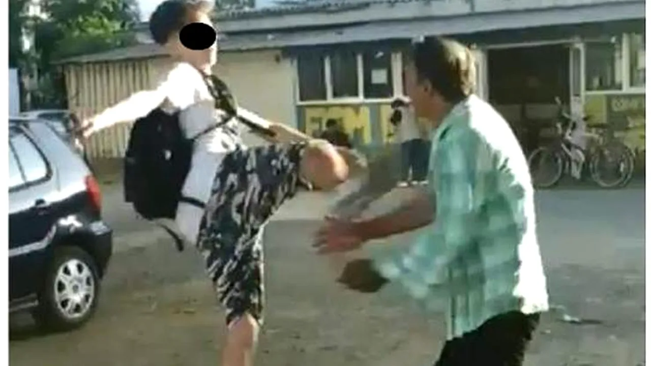 Adolescent filmat în timp ce LOVEȘTE un bărbat, în timp ce martorii stau și se uită