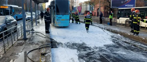 VIDEO | Un tramvai a luat foc în București. Pompierii au intervenit de urgență