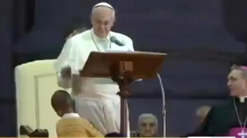 Un băiețel cu pulover galben s-a împrietenit cu Papa Francisc la un eveniment dedicat familiei, la Vatican