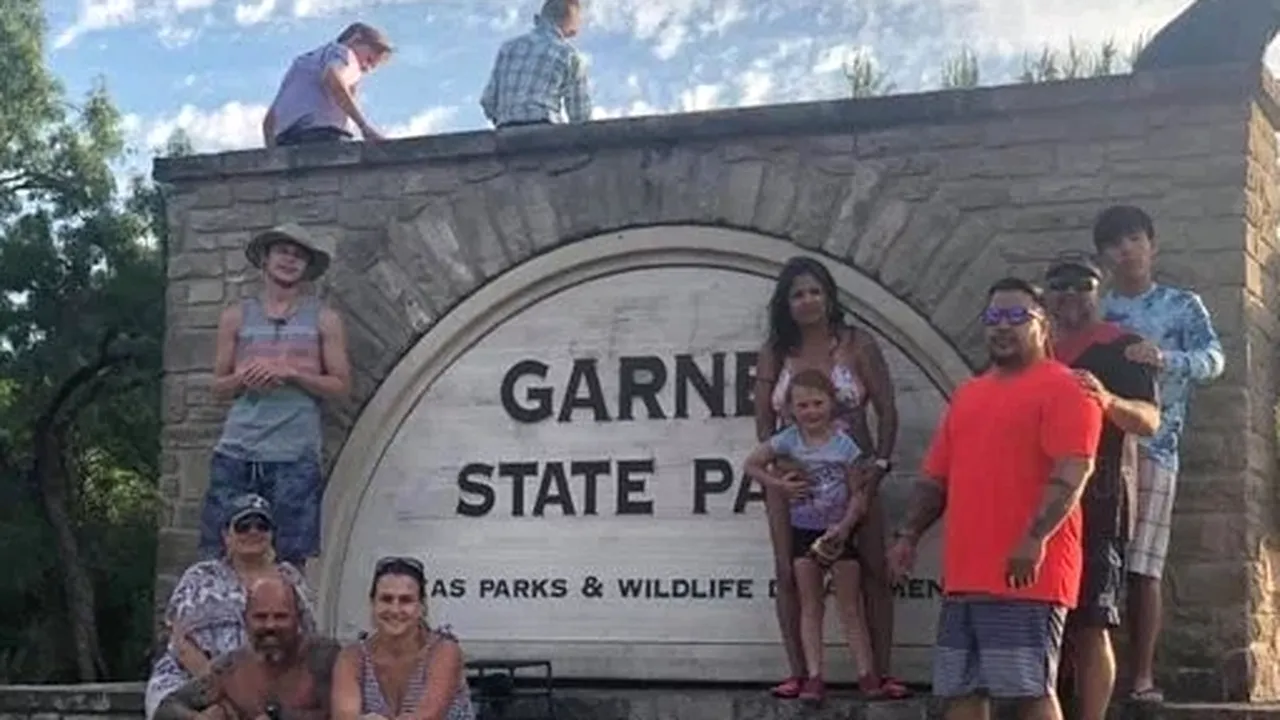 O familie acuză o tânără topless că le-a distrus o poză dintr-o călătorie - FOTO, VIDEO