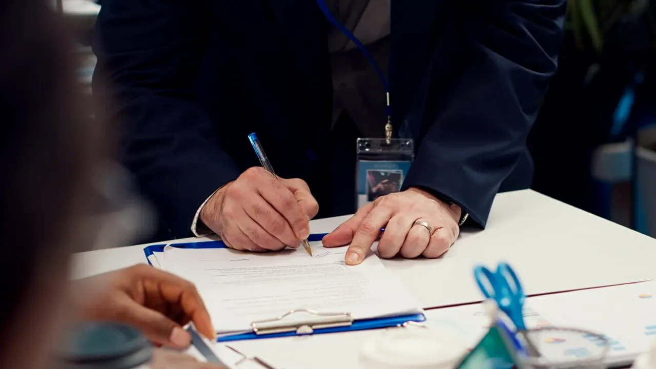 LEGALIZAREA documentelor a devenit mai simplă. Senatul României a adoptat legea notarilor electronici