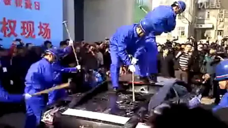 Ranga lui Becali în Maybach? N-ai văzut nimic: un Lamborghini Gallardo, de 200.000 de dolari, distrus cu ciocanele de un om de afaceri nemulțumit - VIDEO