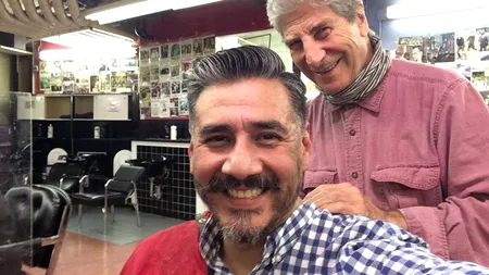 Valentino Gogu, un frizer român de 72 de ani din SUA, a rămas fără loc de muncă, după închiderea celebrului Astor Place Hair din New York