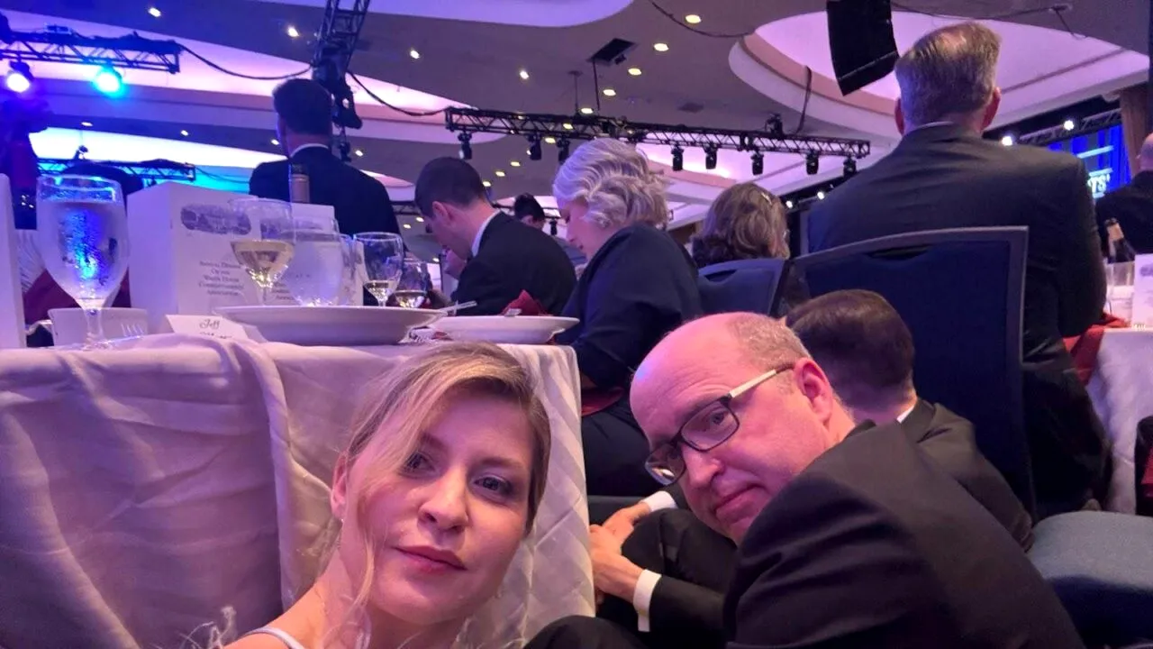 Moment controversat în sala unde a avut loc atacul armat asupra lui Trump. Ambasadoarea Ucrainei pare ca a recreat scena atacului, doar pentru a-și face un selfie. Sta pe jos, în timp ce toți ceilalți invitați stau pe scaune