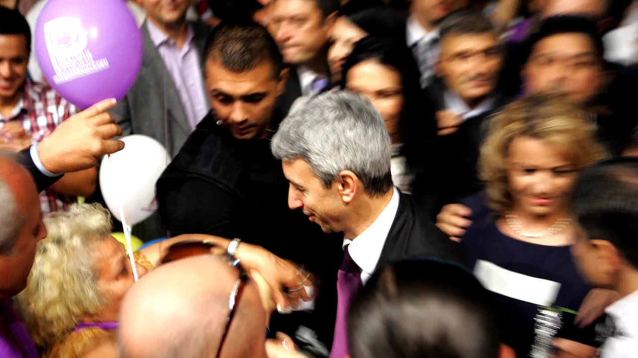 S-AU CĂLCAT ÎN PICIOARE pentru FULARE. Sute de oameni s-au înghesuit și au devastat corturile electorale ale lui Dan Diaconescu, fără să mai aștepte încheierea concertului electoral