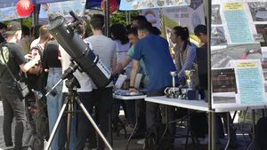 VIDEO | Studenții de la Craiova au scos roboții în stradă și echipamentele care produc curent din….lămâi