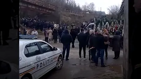 VIDEO. Sute de oameni i-au însoțit pe ultimul drum pe muncitorii care și-au pierdut viața în accidentul de la Jilț