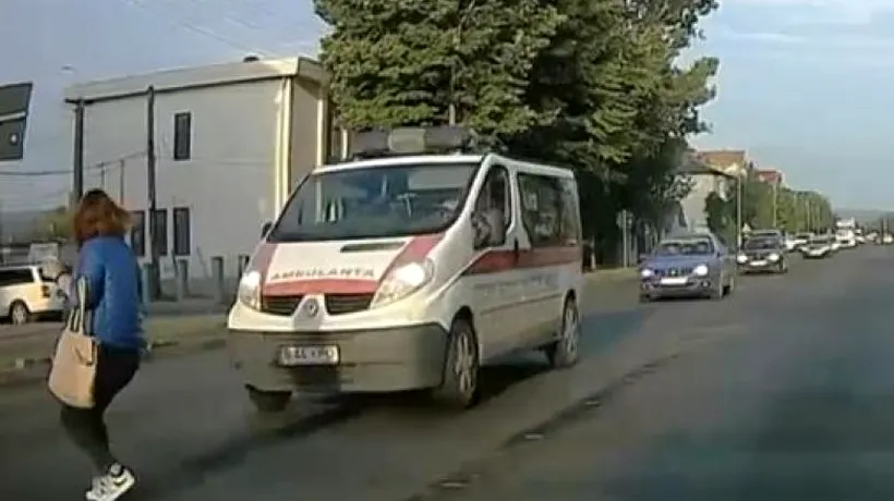 IAȘI. Femeie lovită de o ambulanță pe trecerea de pietoni! Momentul a fost filmat de o cameră de bord (VIDEO)