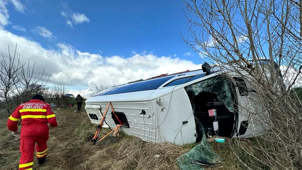 Un microbuz cu 15 persoane s-a răsturnat la ieşirea din Paşcani spre Iaşi. A fost activat Planul Roșu, iar două femei au fost duse la spital