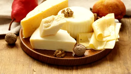Ce fel de brânzeturi ar trebui să consumi pentru a pierde în greutate. Sfatul nutriționiștilor