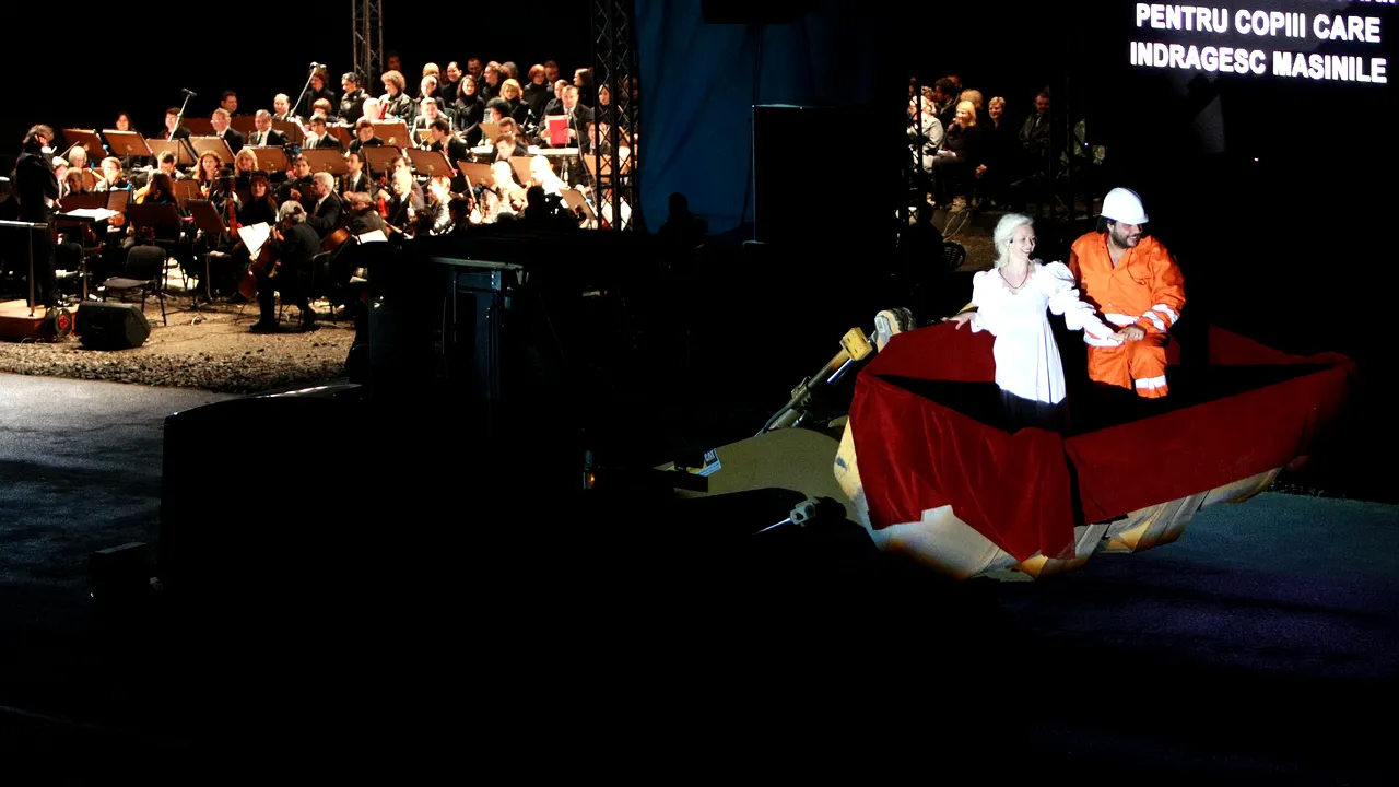 Protest antipoluare: Soprana Diana Pap din Timișoara s-a fotografiat nud și cu o mască de gaze pe față. FOTO