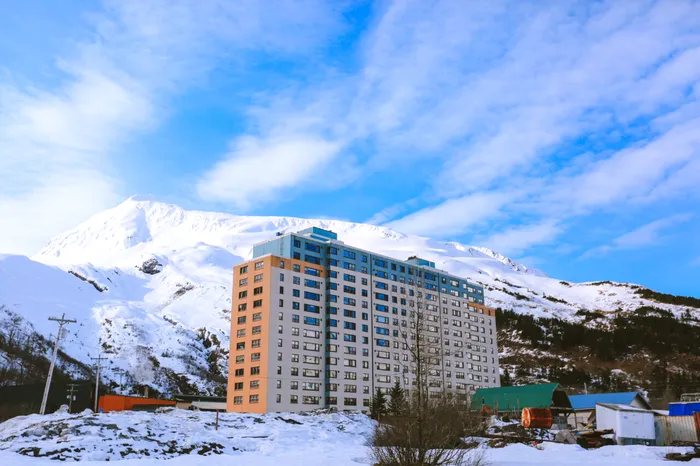 Cum arată orașul în care toți oamenii locuiesc în același bloc, în Alaska / sursă foto: Shutterstock