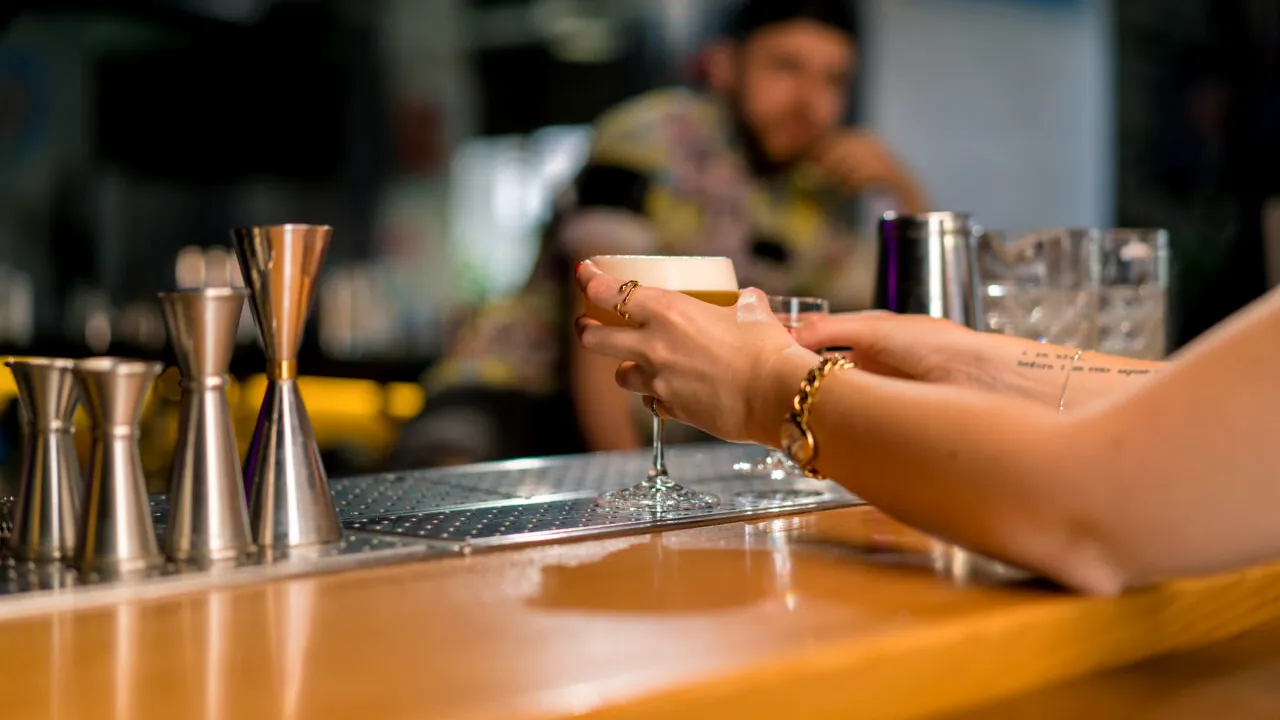 Un bar din Italia „AMENDEAZĂ” clienții cu un euro la fiecare înjurătură rostită. Ce sumă a reușit să strângă patronul