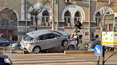 Accident grav în centrul Capitalei. O mașină a deraiat și s-a izbit în refugiul de tramvai: 