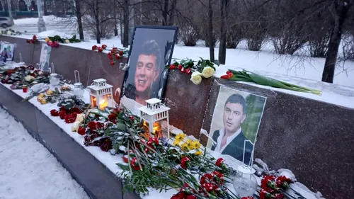 Mii de ruşi i-au adus omagii opozantului Boris Nemţov, asasinat în urmă cu şase ani