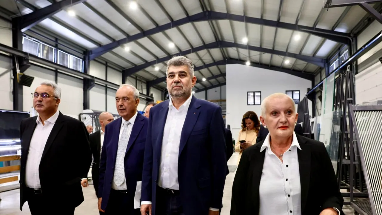 Vizită a premierului Marcel Ciolacu la o fabrică de sticlă din Hunedoara: Un exemplu de succes despre cum afacerile românești se susțin cu fonduri UE