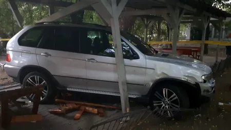 GALERIE FOTO | Șofer inconștient, căutat de Poliție, după ce a distrus o zonă de „șahiști” din București. „În habitaclul mașinii mirosea a alcool”