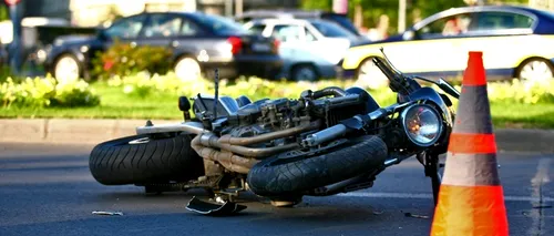 Un motociclist a murit după ce s-a izbit de o mașină de descarcerare, sosită la un alt accident