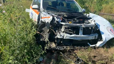 O ambulanță a fost lovită de tren în județul Caraș-Severin
