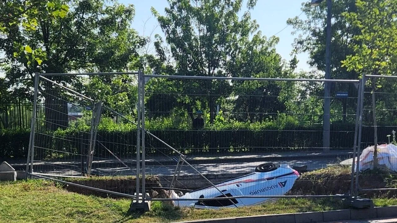 Un șofer din București a plonjat cu duba într-o groapă de schimbat țevi din Sectorul 2