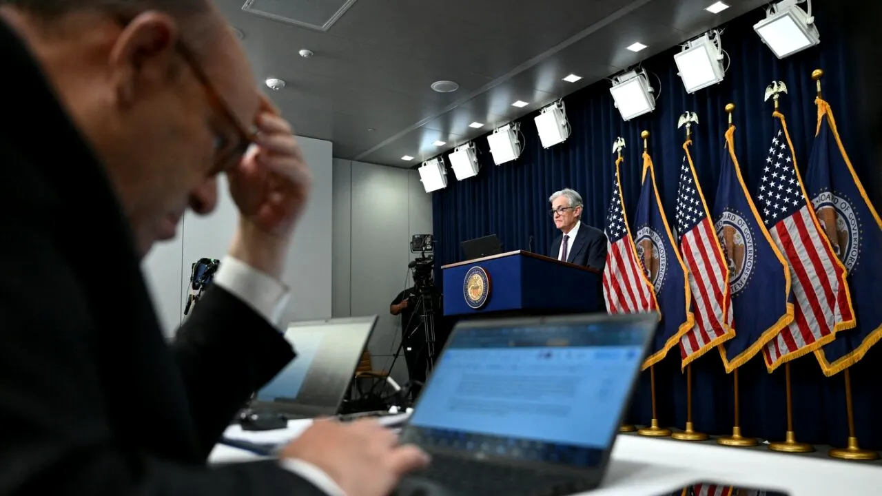 Fed menține nivelul DOBÂNZII de referință în SUA, evitând relaxarea politicii monetare, în contextul incertitudinii generate de Trump