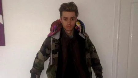 Ca să nu plătească mai mult la bagaje, un cântăreț s-a urcat în avion îmbrăcat în 12 straturi de haine. Ce a pățit tânărul în timpul zborului